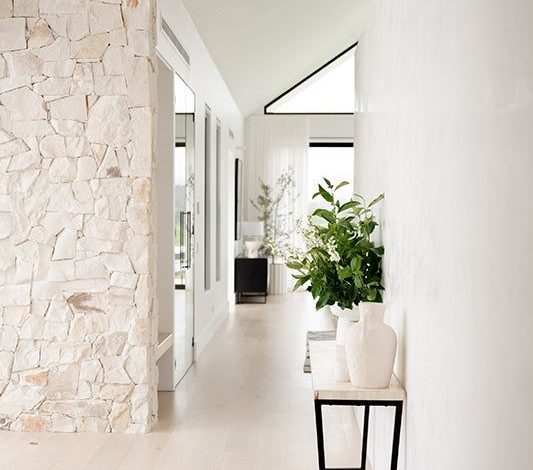 Supply and installation of natural stone for facades and floors through the best specialists and technicians in the Kingdom