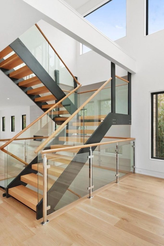 Glass staircase railing detailing and installation by the best specialists and professionals. Design and installation of accessories and glass staircase railing design.