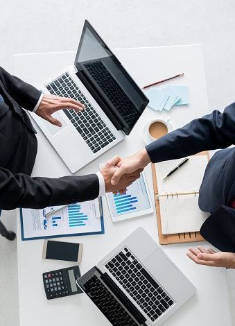 معقب بالمبرز